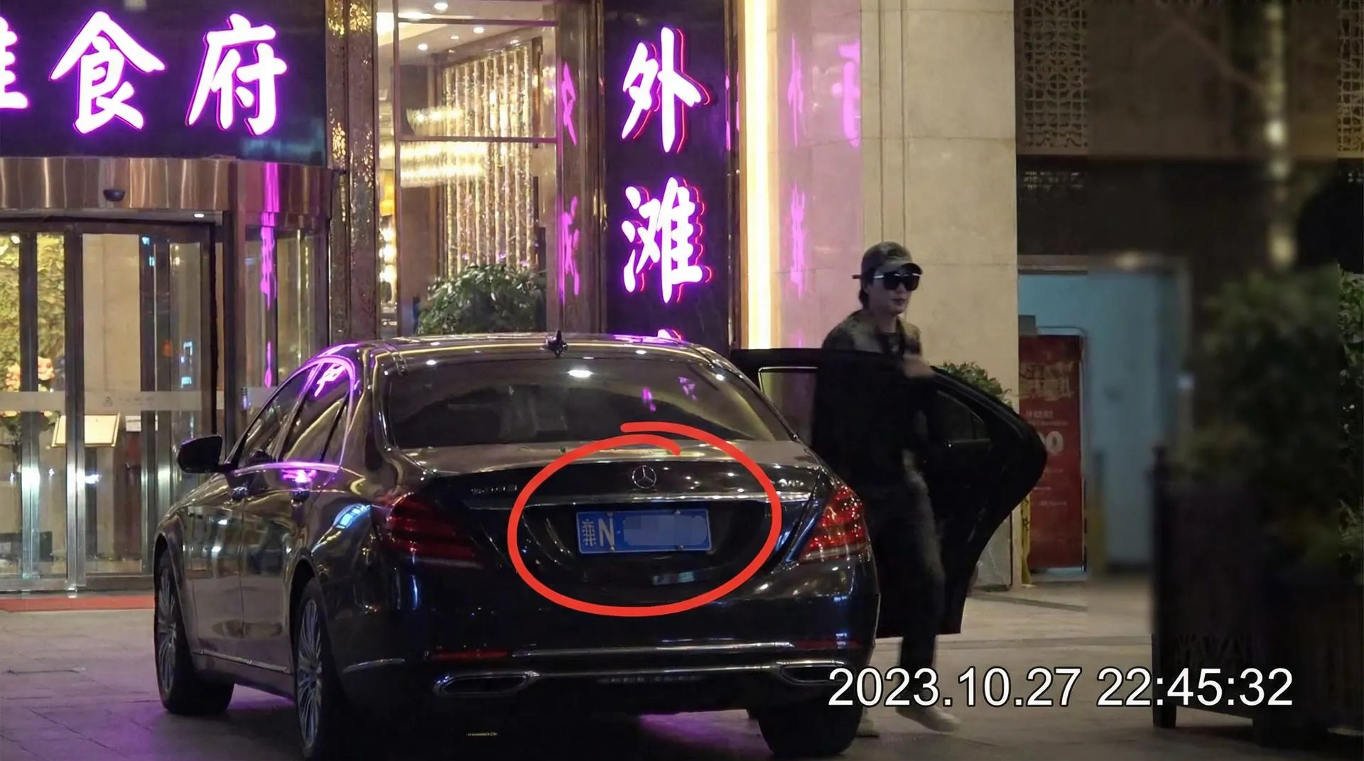 JM天堂 - 豪车餐厅外偷拍